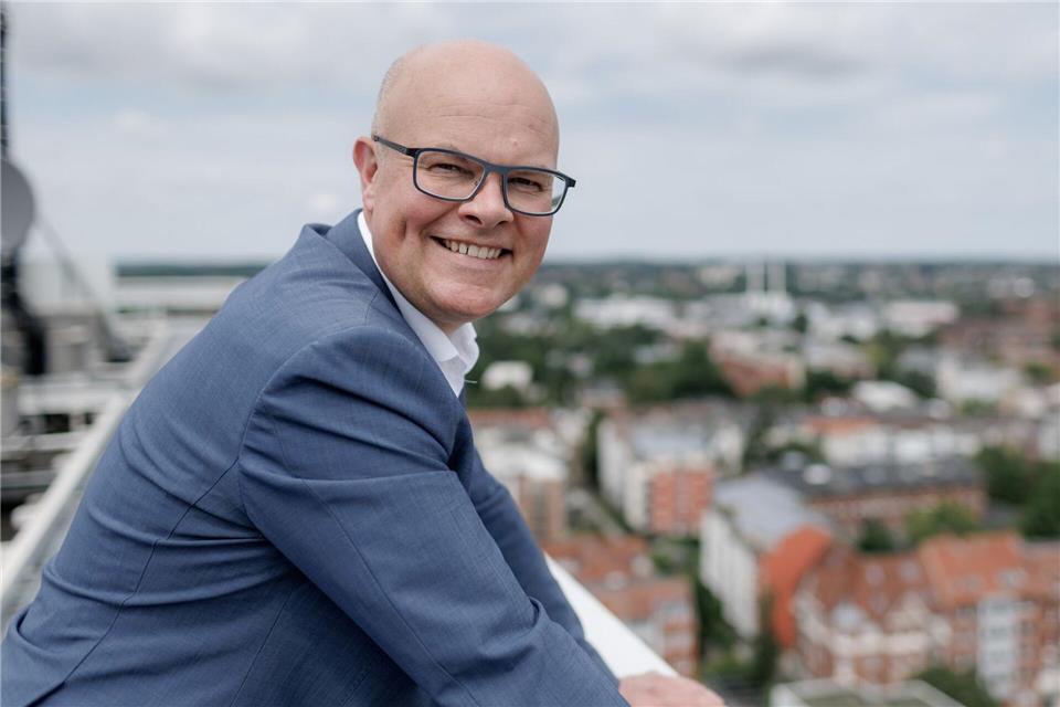 Umweltminister Tobias Goldschmidt (Grüne) will bedrohte Wiesenvögel besser schützen. (Archivbild)Markus Scholz/dpa