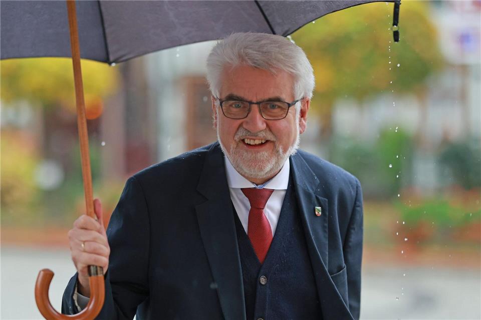 Umweltminister Willingmann (SPD) hält es für sinnvoll, wenn Kommunen die Betriebszeiten für Mähroboter einschränken. (Archivbild)Matthias Bein/dpa