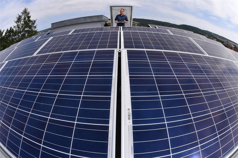 Umweltminister möchte mehr Solaranlagen - nicht nur auf öffentlichen Gebäuden in Thüringen (Illustration).Martin Schutt/dpa-Zentralbild/dpa