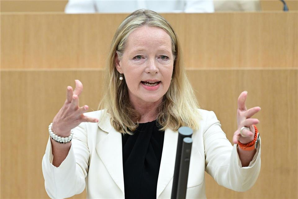 Umweltministerin Thekla Walker erklärt die späte Information der Öffentlichkeit mit möglichen Schadenersatzforderungen, die auf das Land zugekommen wären. (Archivbild)Bernd Weißbrod/dpa