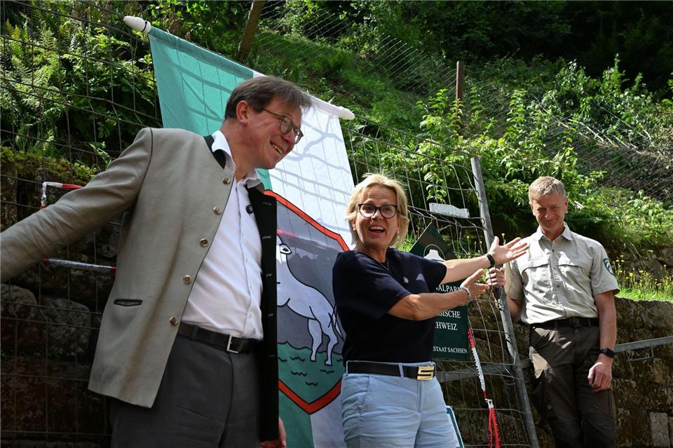 Umweltminsiter Georg-Ludwig von Breitenbuch und Tourismusministerin Barbara Klepsch (beide CDU) eröffneten den Basteiweg gemeinsam.Katharina Kausche/dpa