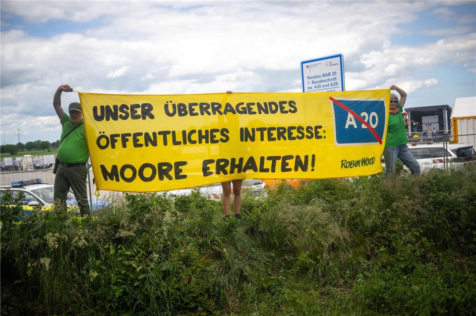 Umweltschützer beklagen die Zerstörung von Mooren druch den Autobahnbau. Sina Schuldt/dpa