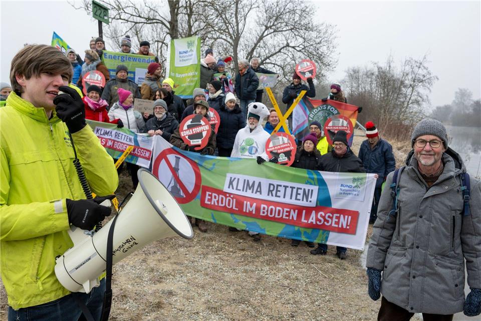 Umweltschützer haben im Landkreis Augsburg gegen eine mögliche neue Erdölbohrung demonstriert.Stefan Puchner/dpa
