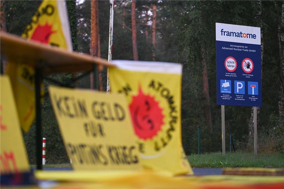Umweltschützer protestieren vor der Brennelementefabrik in Lingen immer wieder gegen Uranlieferungen aus Russland. (Archivbild)Lars Klemmer/dpa