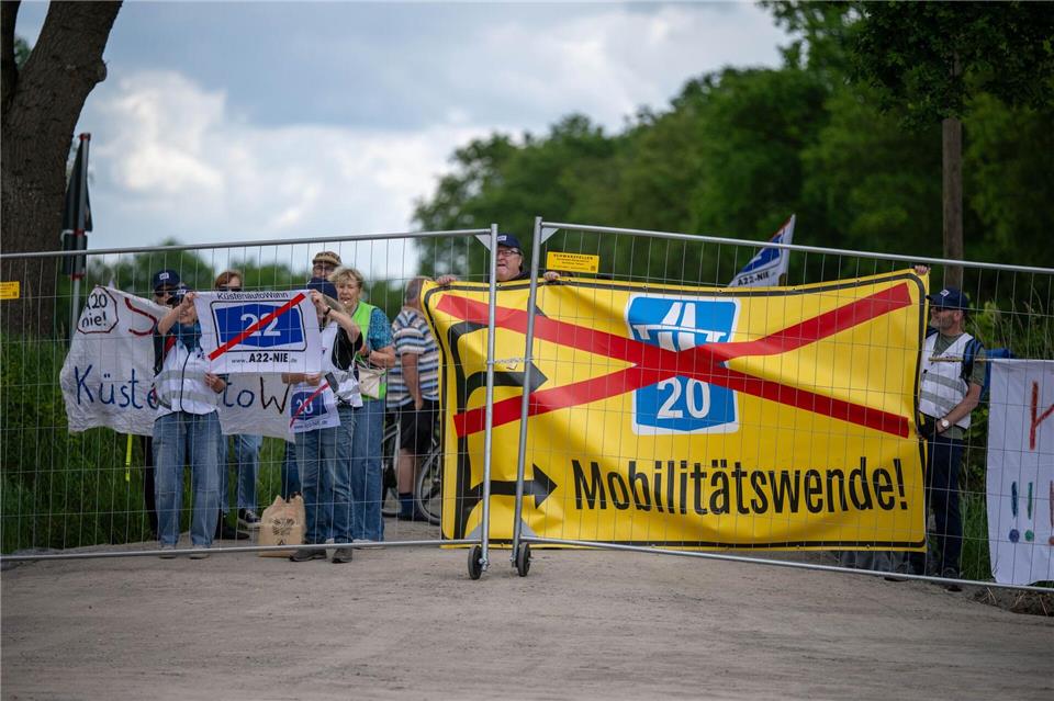 Umweltschutzverbände, Landwirte und Anwohner protestieren seit Jahren gegen die Pläne.Sina Schuldt/dpa