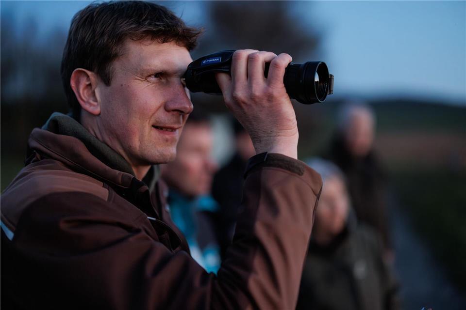 Umweltwissenschaftler Marcel Holy hält nach Rebhühnern Ausschau. David-Wolfgang Ebener/dpa