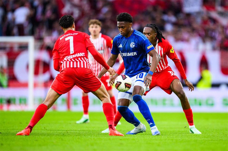 Umzingelt: Schalkes Junior Adamu (M.) gegen Ex-Club Freiburg.Tom Weller/dpa