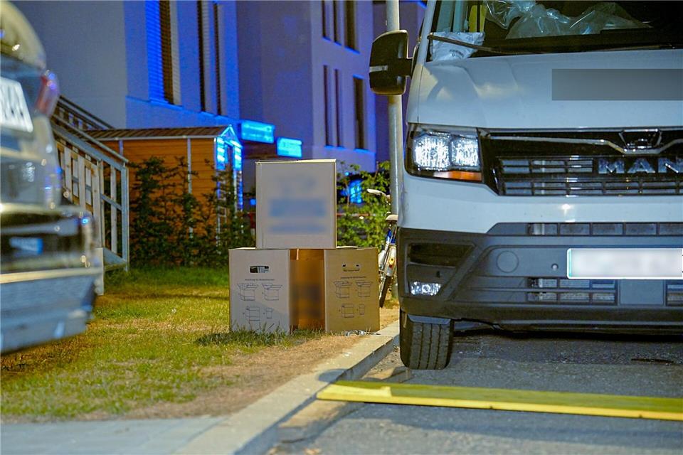 Umzugskartons stehen neben einem Lkw auf dem Boden. Zuvor war in einem Umzugswagen in Reichenbach an der Fils im Landkreis Esslingen eine verdächtige Flüssigkeit gefunden worden.Enrique Kaczor/dpa