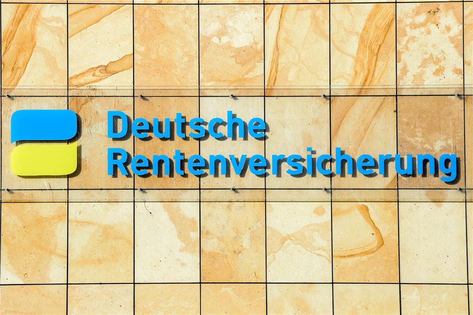 Unbedingt prüfen: Stimmt die an die Rentenversicherung abgegebene Jahresmeldung nicht, kann sich das ungünstig auf mögliche Rentenansprüche auswirken.picture alliance/dpa/dpa-Zentralbild