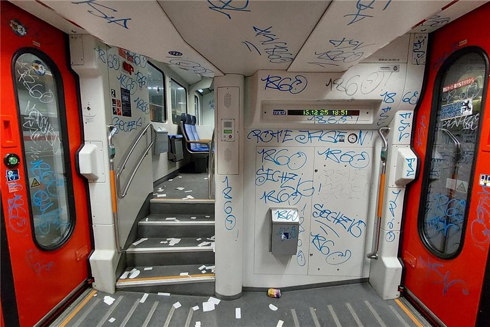 Unbekannte Fans lassen den Zug verwüstet zurück.-/Bundespolizei/dpa