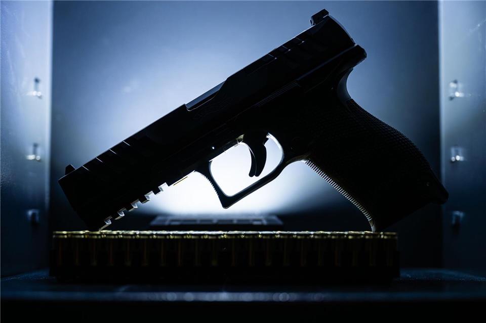 Unbekannte Täter haben einen Waffenschrank mit mehreren Schusswaffen aus einem Haus in der Oberpfalz gestohlen (Symbolbild).Silas Stein/dpa