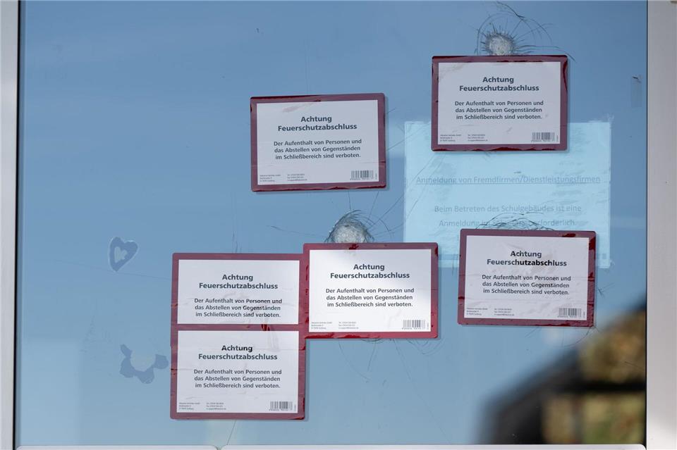 Unbekannte attackieren ein Gymnasium in Altenberg mit Metallkugeln. Der Staatsschutz ermittelt.Sebastian Kahnert/dpa