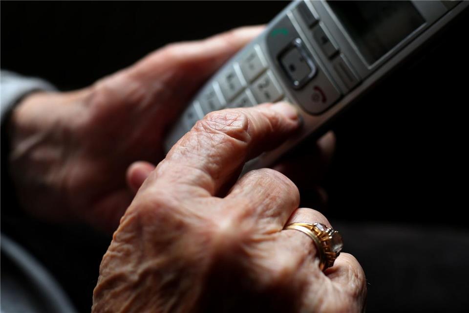Unbekannte geben sich gegenüber einer Seniorin als Polizeibeamte aus und erbeuten Bargeld und Wertgegenstände. (Symbolbild)Karl-Josef Hildenbrand/dpa