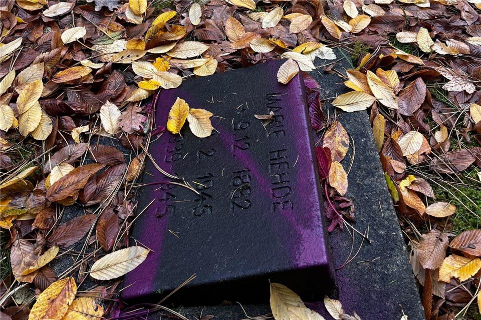 Unbekannte haben Dutzende Kriegsgräber auf dem Friedhof Reinickendorf beschmiert.Bezirksamt Reinickendorf/dpa