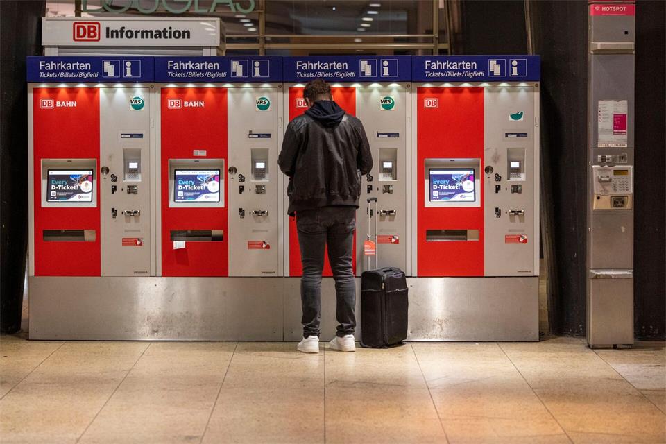 Unbekannte haben am Schweinfurter Bahnhof einen Fahrkartenautomaten gesprengt. (Symbolbild)Thomas Banneyer/dpa
