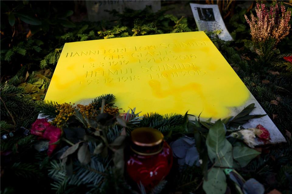 Unbekannte haben auf den Grabstein ein Hakenkreuz gesprüht.Christian Charisius/dpa