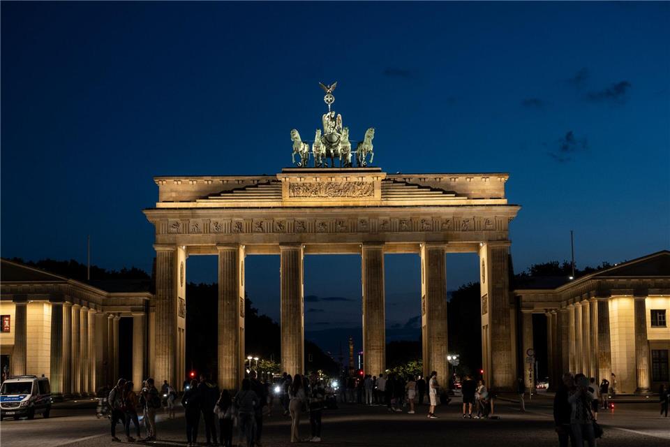 Unbekannte haben das Brandenburger Tor beschmiert. (Archivbild)Paul Zinken/dpa