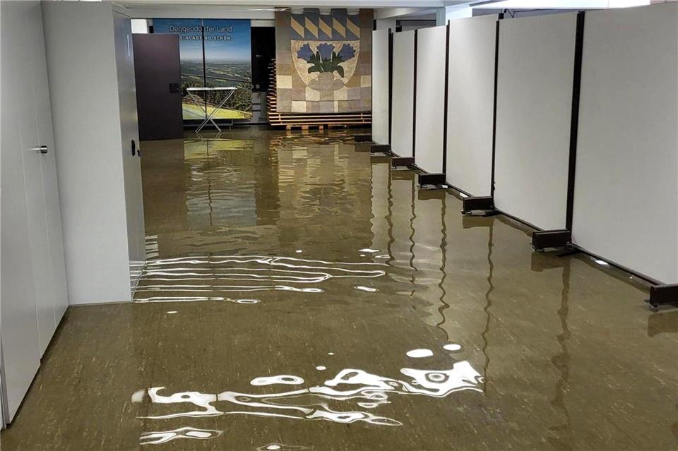 Unbekannte haben den Keller des Landratsamtes Deggendorf unter Wasser gesetzt. Landratsamt Deggendorf/dpa