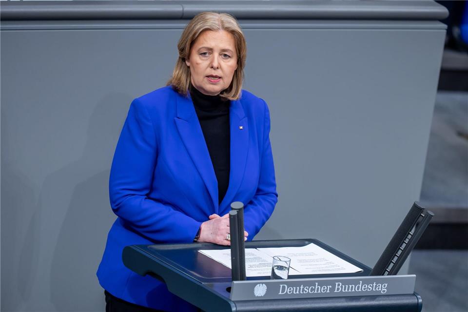 Unbekannte haben eine Parole an das Wahlkreisbüro von Arbeitsministerin Bärbel Bas (SPD) gesprüht. (Archivbild)Michael Kappeler/dpa