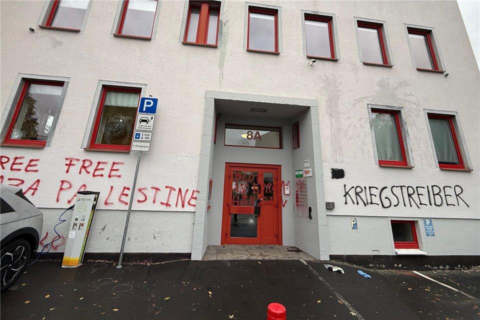 Unbekannte haben eine SPD-Geschäftsstelle in Kassel mit Parolen besprüht sowie Fenster und die Eingangstür beschädigt. Nicole Schippers/dpa
