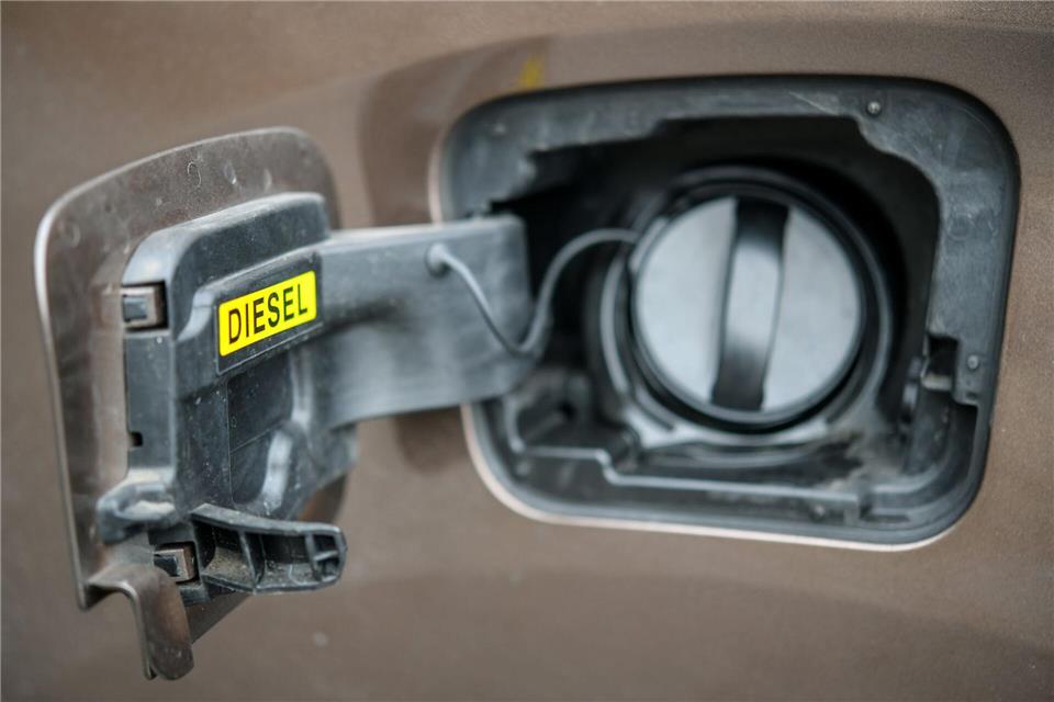 Unbekannte haben in Amberg rund 300 Liter Diesel aus dem Tank eines Lastwagens gestohlen. (Symbolbild)Patrick Pleul/dpa-Zentralbild/dpa