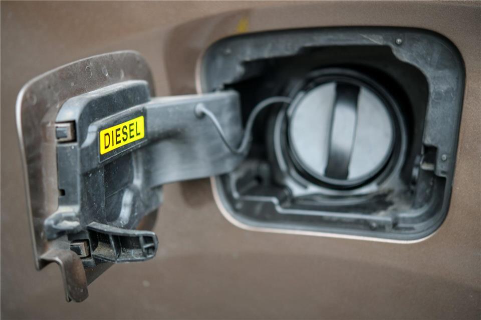 Unbekannte haben in Erfurt große Mengen Diesel aus Fahrzeugen abgezapft. (Symbolbild)Patrick Pleul/dpa-Zentralbild/dpa