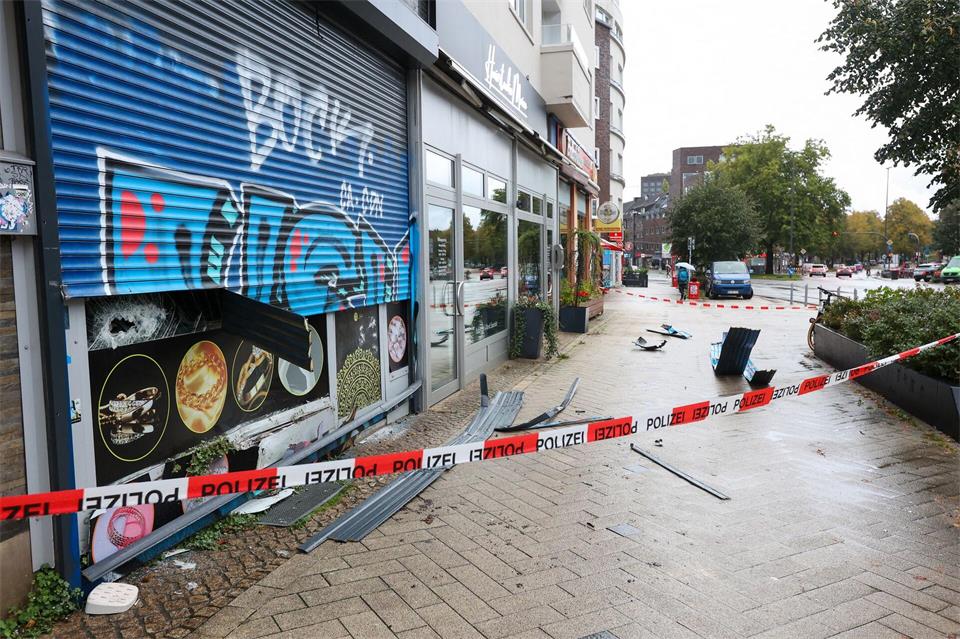 Unbekannte haben in Hamburg einen Juwelier ausgeraubt. Vorher sind sie wohl mit einem SUV gegen die Schaufensterscheibe gefahren.Bodo Marks/dpa