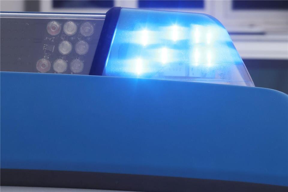 Unbekannte Täter werfen Steine von Brücke und treffen Auto Unbekannte haben in Nürnberg Steine von einer Brücke auf die Autobahn 73 geworfen. (Symbolbild)Bodo Schackow/dpa