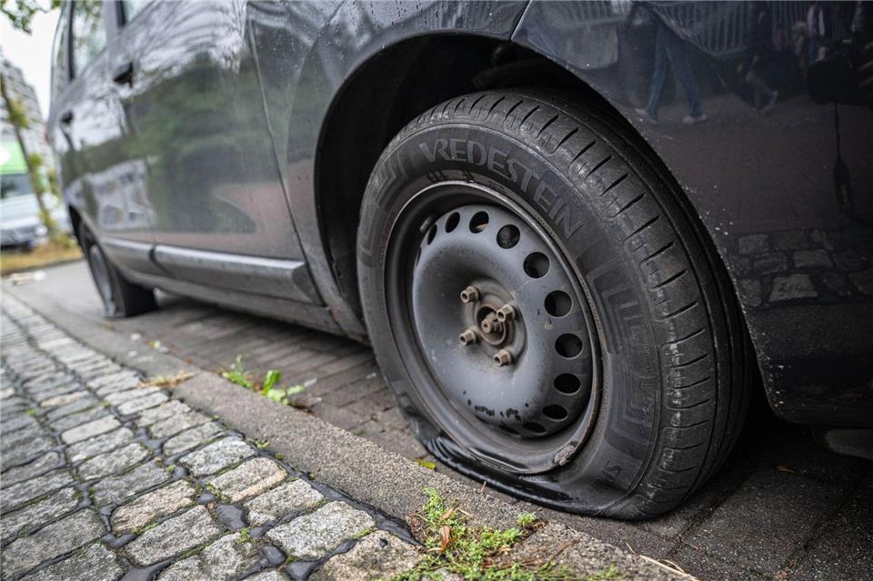 Unbekannte haben in den vergangenen Nächten Reifen an mehr als 260 Autos zerstochen. Sina Schuldt/dpa
