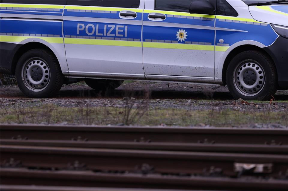 Unbekannte haben schwere Betonplatten auf die Gleise gewälzt. (Illustration)David Young/dpa