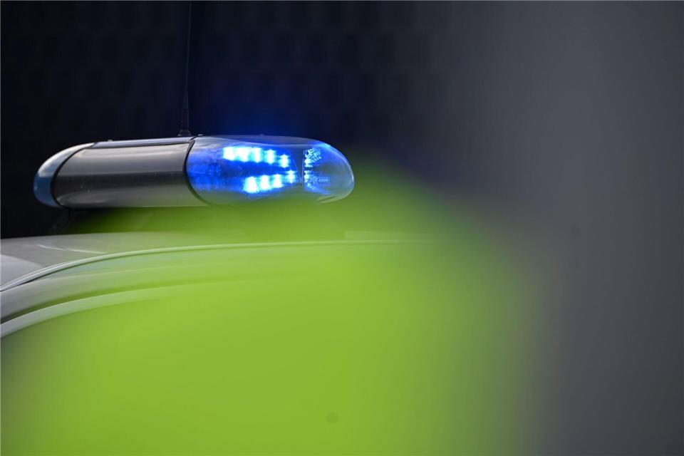 Unbekannte haben zwei Fahrscheinprüfer in Pforzheim attackiert. (Symbolbild)Katharina Kausche/dpa