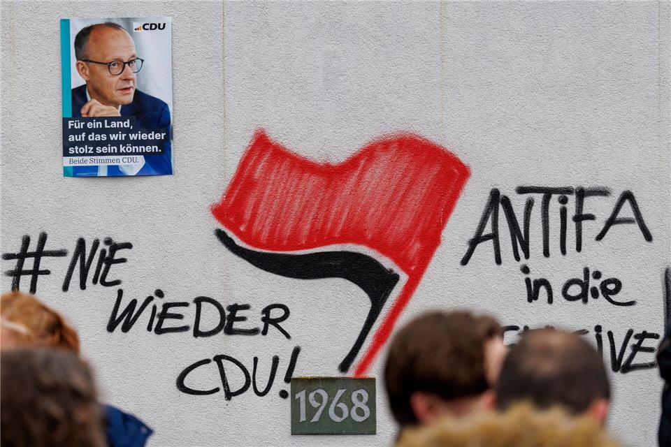 Unbekannte hatten vor einem Wahlkampfauftritt des damaligen Kanzlerkandidaten Friedrich Merz (CDU) Graffitis an eine Wand gesprüht. (Archivbild) Christoph Reichwein/dpa