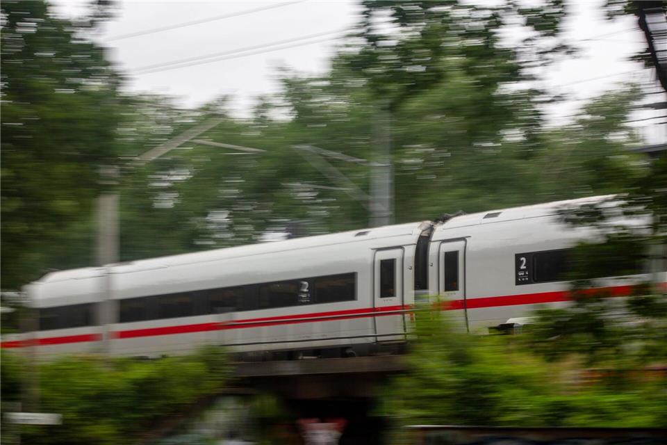 Unbekannte sollen einen ICE mit Steinen beworfen haben. (Symbolbild)Fernando Gutierrez-Juarez/dpa