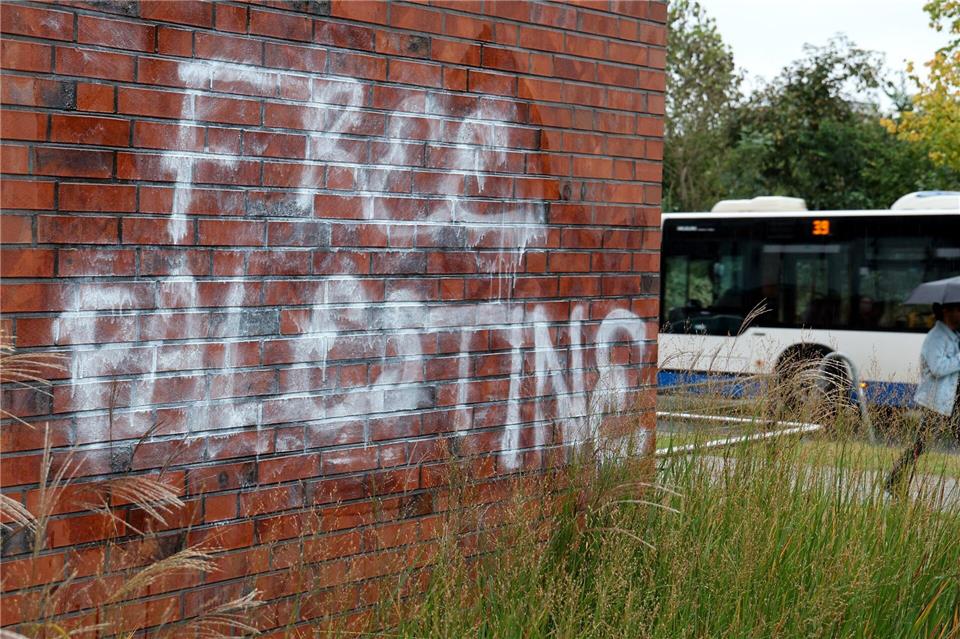 100 Gaza-Graffitis an Rostocker Uni-Gebäude Unbekannte sprühten propalästinensische Parolen an die Fassadenwände von Unigebäuden. Bernd Wüstneck/dpa