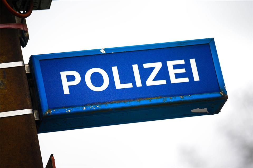 Unbekannter verletzt Katze - nun ermittelt die Polizei. (Symbolbild)Sina Schuldt/dpa