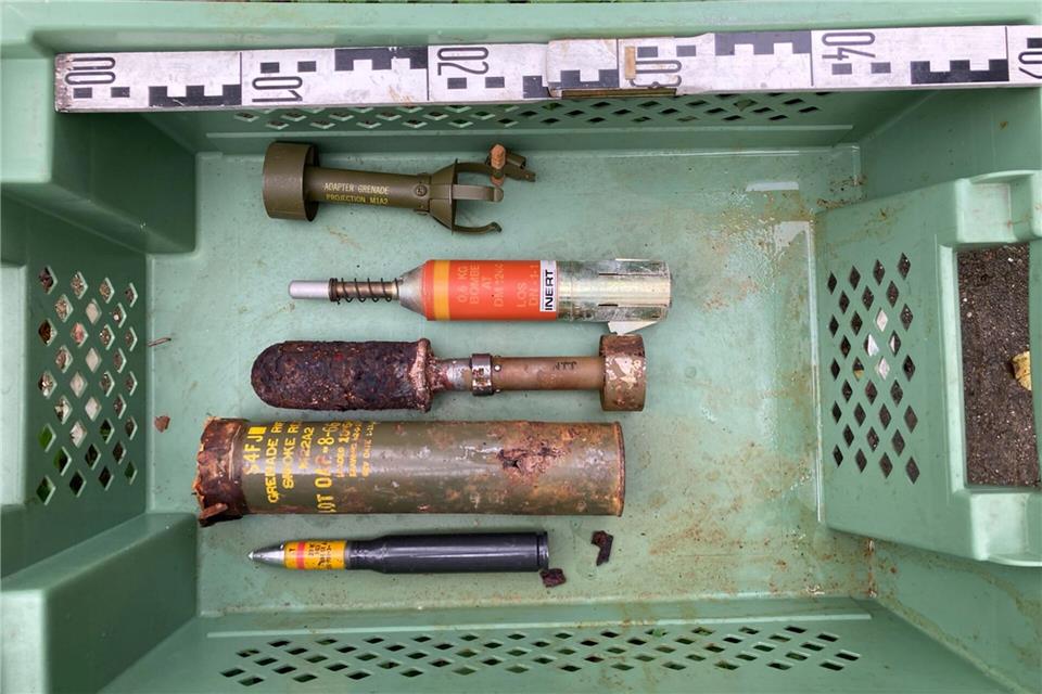 Unbemerkt hatte ein Mann in Augsburg eine große Waffensammlung in seinem Haus gebunkert. Erst der Tod des Mannes führte die Polizei auf die Spur.-/Polizeipräsidium Schwaben Nord/dpa