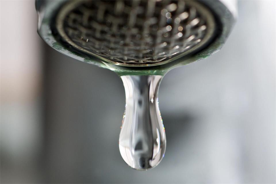 Unbemerkt lief in der Nacht der Keller des Einfamilienhauses mit Wasser voll. (Symbolbild)Patrick Pleul/dpa-Zentralbild/dpa