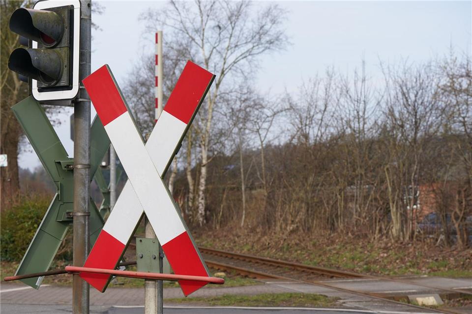 Unbeschrankte Bahnübergänge sind sehr gefährlich - immer wieder kommt es hier zu schweren Unfällen. (Illustration)Marcus Brandt/dpa