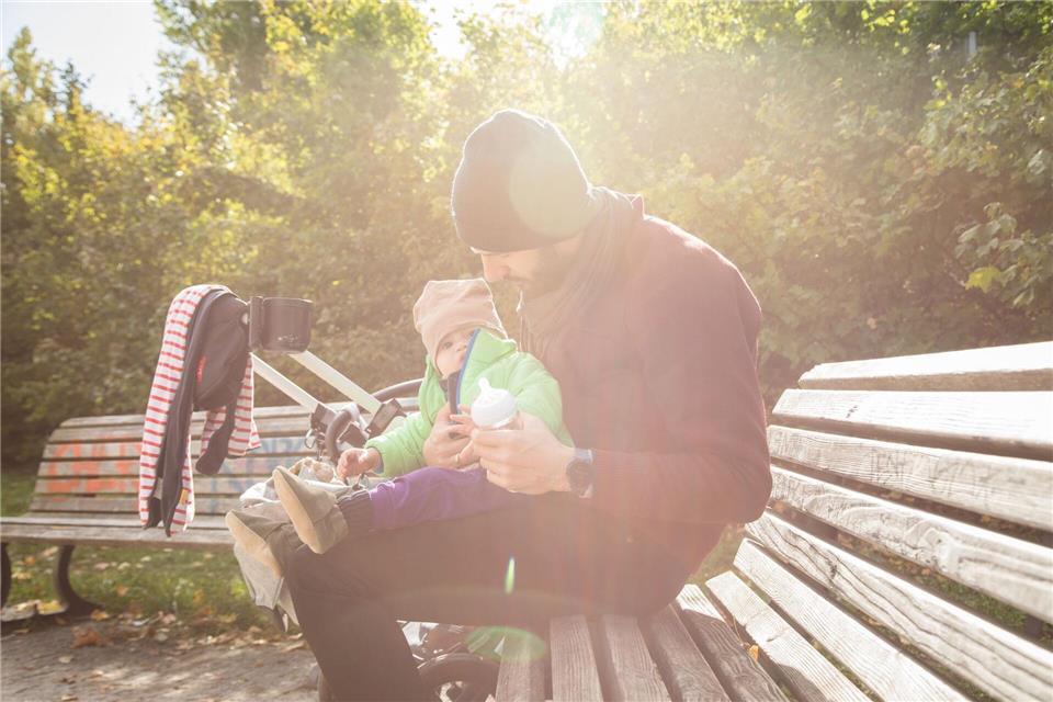 Unbeschwert durch die Elternzeit: Auf Elterngeld wird grundsätzlich keine Steuer fällig. Und trotzdem kann sich die persönliche Steuerlast durch den Bezug erhöhen.picture alliance / dpa-tmn