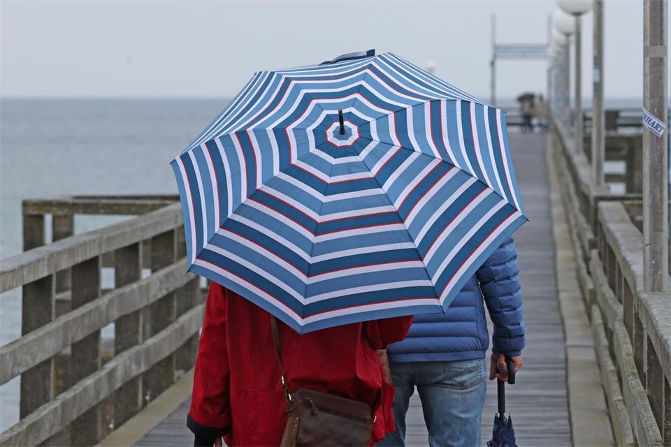 Unbeständiges Wetter prägt die zweite Wochenhälfte in Mecklenburg-Vorpommern. (Archivbild)Bernd Wüstneck/dpa