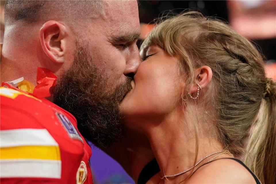 Taylor Swift verlobt: Ist das eigentlich noch zeitgemäß? Und Kuss: Inzwischen sind Taylor Swift und Travis Kelce verlobt. (Archivbild)Brynn Anderson/AP/dpa