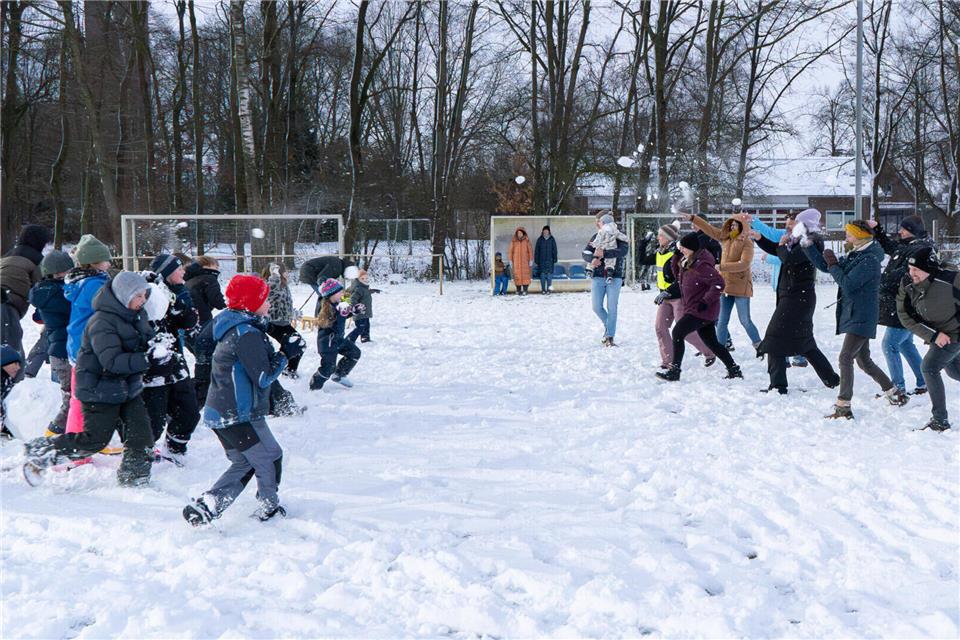 Und dann gab es auf einmal eine große Schneeballschlacht: Kinder gegen Eltern hieß es am Pendeweg in Werth.