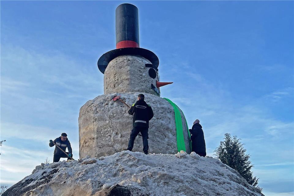 „Und dann haben wir gefeiert“, sagt Lydia Böttcher aus Hahnenklee im Oberharz - nachdem der 11,50 Meter hohe Riesenschneemann auf ihrem Campingplatz fertig war. (Foto: Handout)Lydia Böttcher/Campingplatz Kreuzeck/dpa