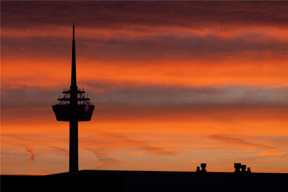 Und dann macht es „Bumm“: In einer Satire-Sendung des ZDF soll es um die angebliche Sprengung des Kölner Fernsehturms gehen. (Archivfoto) Rolf Vennenbernd/dpa