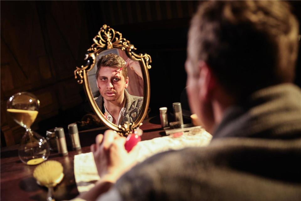 Und die Schauspielenden haben etwa 12,5 Tonnen Schminke verbraucht.Christian Charisius/dpa