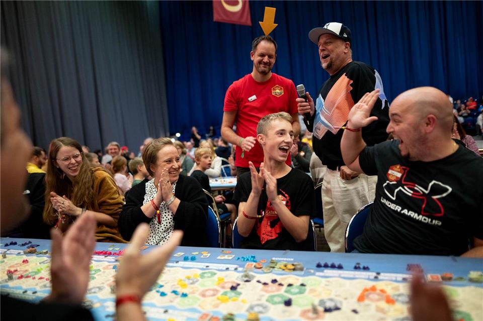 Catan-Fans knacken Weltrekord in Essener Grugahalle  Und einen Gewinner gab es auch. „Ben“, hier in der Mitte, konnte das größte Catan-Spiel aller Zeiten gewonnen und wird von Rapper Smudo für sich entscheiden.Fabian Strauch/dpa