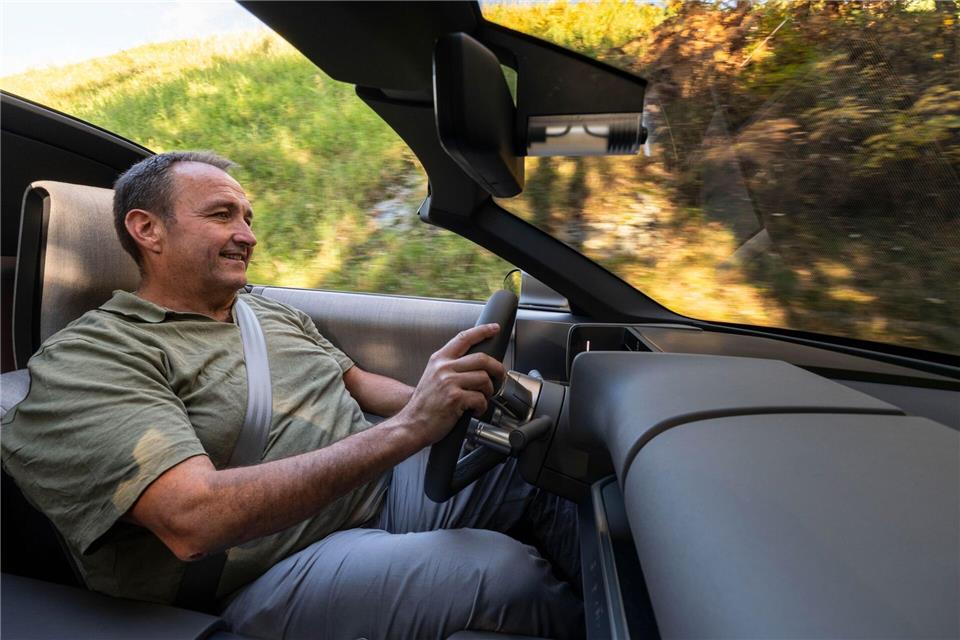 Und es bewegt sich doch: Vollgas geht leider noch nicht - doch einen ersten Eindruck vom Fahrverhalten des Concept C kann man - anders als bei anderen Studien - durchaus bekommen.Audi AG/dpa-tmn