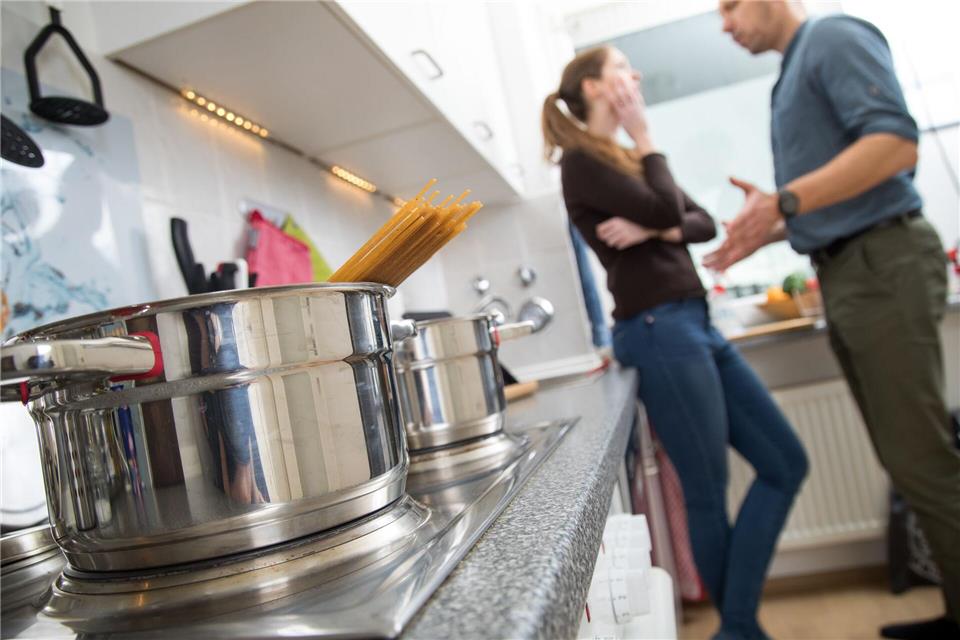 „Und ich bin schon wieder diejenige, die sich um die Essensplanung kümmert!“: Hinter Alltagsstreitigkeiten stecken oft größere Themen. picture alliance / dpa-tmn