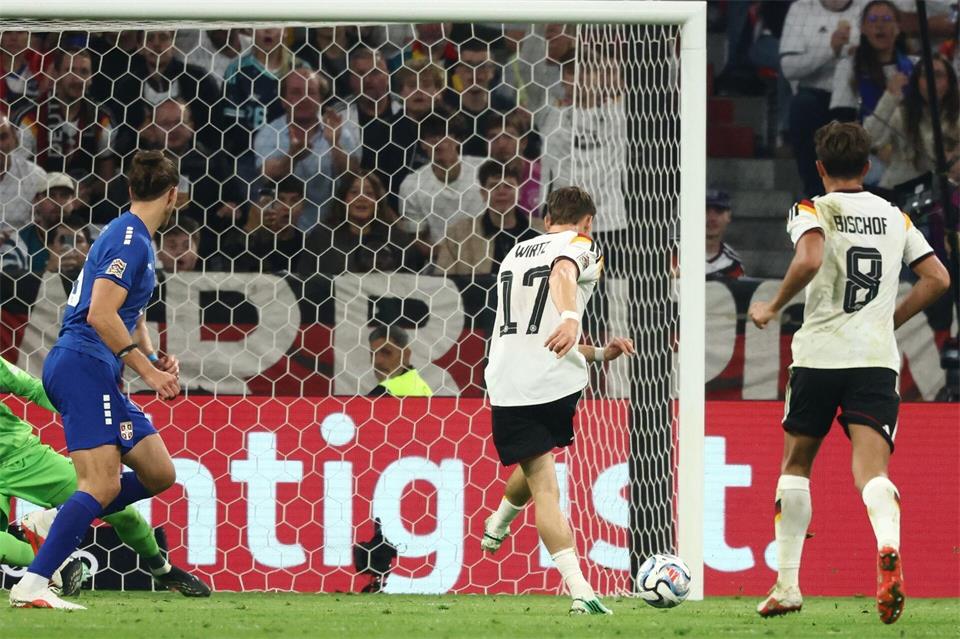 Und rein damit: Flo Wirtz schießt das 2:0.Christian Charisius/dpa