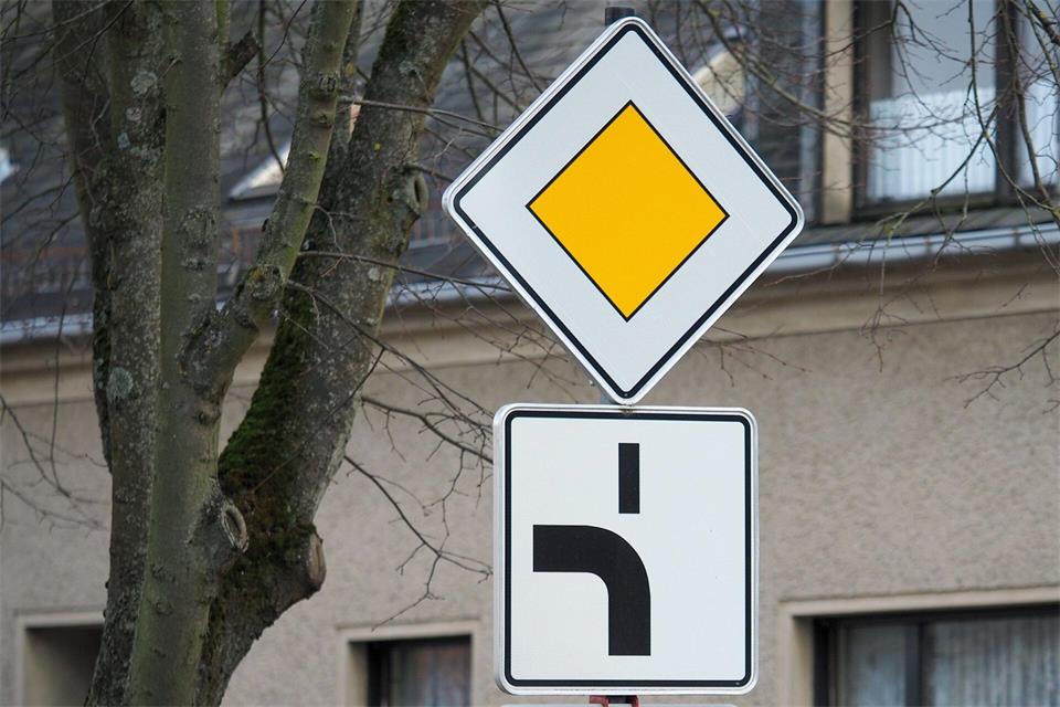 Und wann blinkt man bei einer abknickenden Vorfahrtstraße? Im Prinzip immer, wenn man nicht geradeaus fahren will.Soeren Stache/dpa-Zentralbild/dpa-tmn